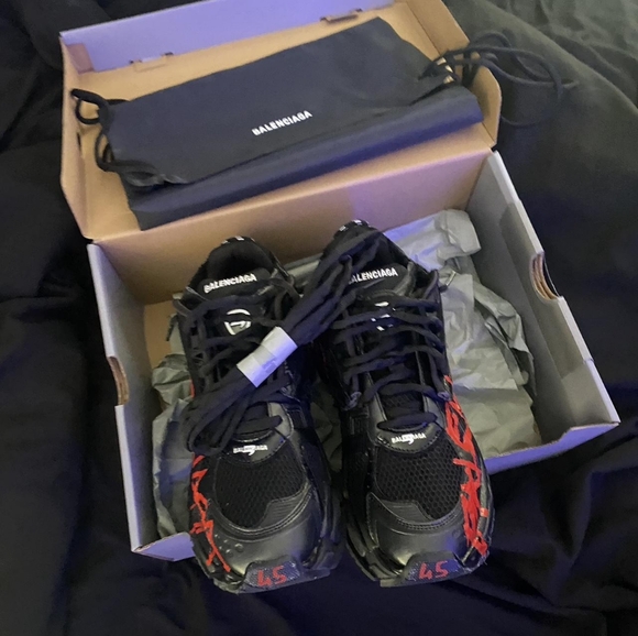 Balenciaga Men's Black and Red Trainers - Picture 2 of 5